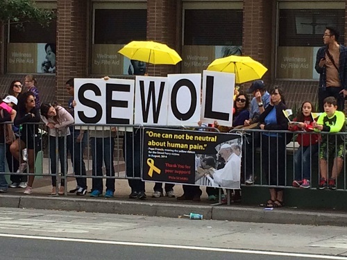 필라 세사모 회원들이 교황의 행렬이 지나갈 동선을 따라 피케팅을 하고 있다. ⓒ 뉴스프로