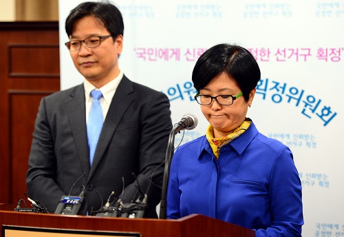 2일 오후 서울 관악구 중앙선거관리위원회 관악청사에서 열린 국회의원선거구획정위원회 전체회의를 끝낸 김금옥(오른쪽) 위원과 조성대 위원이 회의결과를 발표하고 있다. <사진제공=뉴시스>