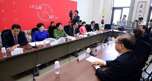 8일 서울 여의도 국회에서 열린 역사교과서 개선 특별위원회 제1차 회의에서 김을동 위원장이 모두발언하고 있다. <사진제공=뉴시스>