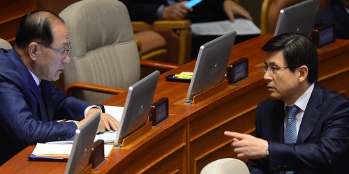 황교안 국무총리와 황우여 사회부총리 겸 교육부장관이 16일 서울 여의도 국회 본회의장에서 열린 제337회 국회(정기회) 제9차 본회의 교육사회문화 분야 대정부질문에서 대화를 나누고 있다. <사진제공=뉴시스>