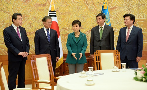 박근혜 대통령이 22일 오후 청와대에서 여야 지도부와 회동 전 환담을 하고 있다. 새누리당 김무성(왼쪽부터), 새정치민주연합 문재인 대표, 박근혜 대통령, 새정치민주연합 이종걸, 새누리당 원유철 원내대표. <사진제공=뉴시스>