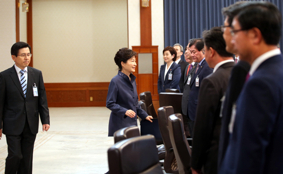 박근혜 대통령이 10일 오전 청와대에서 열린 제48회 국무회의에 참석하고 있다.<사진제공=뉴시스>