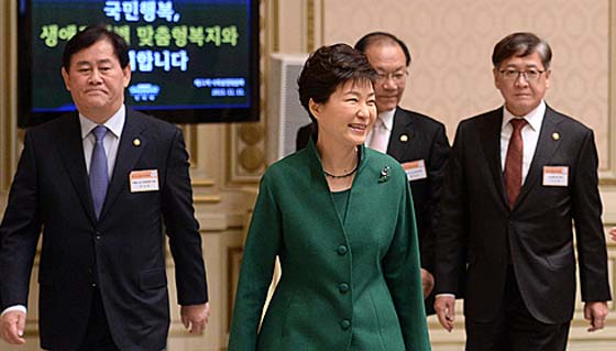 박근혜 대통령이 11일 오전 청와대에서 열린 제11차 사회보장위원회 회의에 최경환 경제부총리겸 기획재정부장관, 황우여 사회부총리겸 교육부 장관, 정진엽 보건복지부 장관과 입장하고 있다. <사진제공=뉴시스>