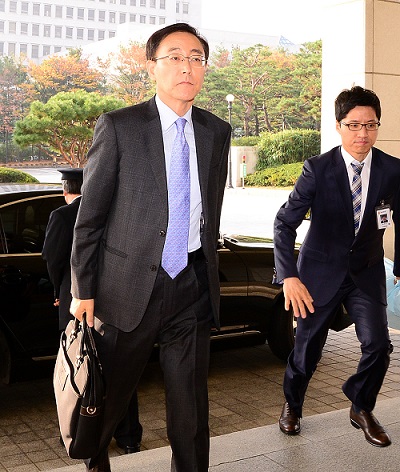 신임 검찰총장에 내정된 김수남 대검찰청 차장이 2일 오전 서울 서초구 대검찰청으로 출근을 하고 있다. <사진제공=뉴시스>