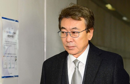 '비선실세' 의혹을 받은 정윤회 씨가 지난 1월 19일 오후 서울 서초동 서울중앙지법에서 열린 박근혜 대통령의 세월호 참사 당일 행적에 의혹을 제기한 일본 산케이(産經)신문 가토 다쓰야 전 서울지국장의 2차 공판에 증인으로 출석하고 있다. <사진제공=뉴시스>