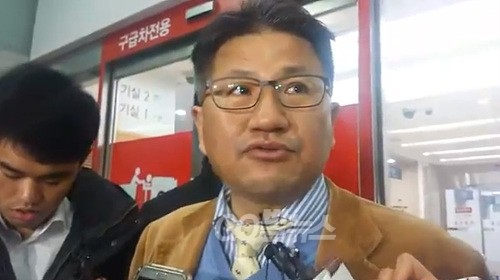 조영선 변호사가 14일 경찰의 물대포를 맞고 중태에 빠진 농민과 관련해 취재진들에게 설명하고 있다. ⓒ go발뉴스