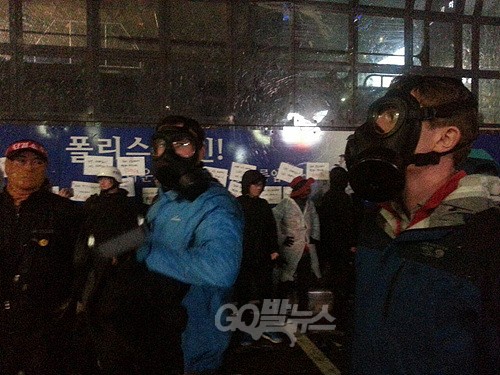 외신기자들이 14일 방독면을 쓰고 민중총궐기대회를 취재하고 있다. 현장 리포트를 할 때는 방독면을 벗었는데 이때 경찰이 쏜 최루액을 맞았다. ⓒ go발뉴스