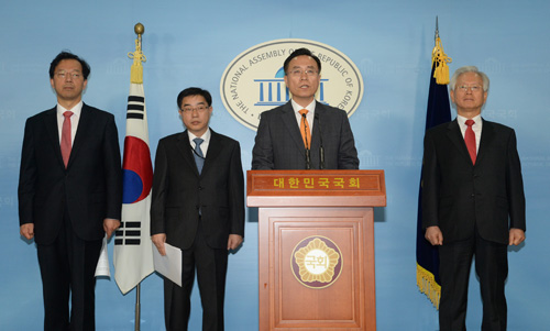 세월호특별조사위원회 이헌 부위원장 등 여당 추천위원들이 19일 오전 서울 여의도 국회 정론관에서 기자회견을 열고 “특조위의 꼼수와 일탈이 도를 넘어서고 있다”며 “특조위가 일탈을 중단하지 않는다면 전원 총사퇴도 불사하겠다”고 밝히고 있다. 왼쪽부터 차기환, 이헌, 황전원, 고영주 위원. <사진제공=뉴시스>