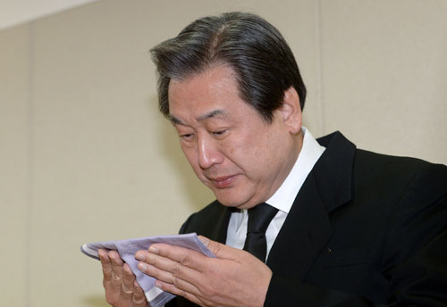 새누리당 김무성 대표가 22일 서울 종로구 서울대병원 장례식장에 마련된 고 김영삼 전 대통령 빈소에서 조문한 뒤 눈시울을 적시고 있다. <사진제공=뉴시스>