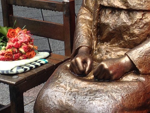 동국대학교 총학생회 학생들이 지난 9월 1일 오후 서울 종로구 템플스테이 앞에서 일면스님 공직사퇴촉구 긴급기자회견을 열고, 일면 스님의 사퇴를 촉구하는 구호를 외치고 있다.<사진제공=뉴시스>