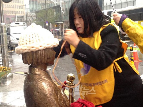 동국대학교 총학생회 학생들이 지난 9월 1일 오후 서울 종로구 템플스테이 앞에서 일면스님 공직사퇴촉구 긴급기자회견을 열고, 일면 스님의 사퇴를 촉구하는 구호를 외치고 있다.<사진제공=뉴시스>