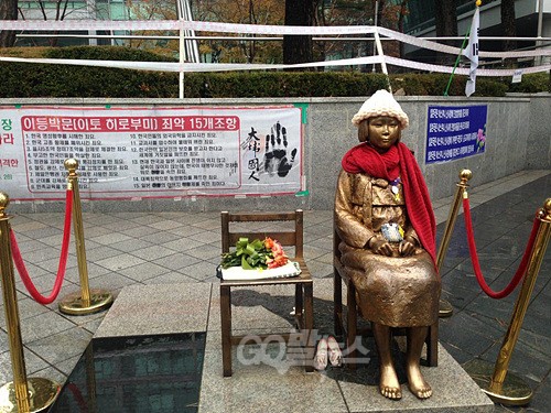 동국대학교 총학생회 학생들이 지난 9월 1일 오후 서울 종로구 템플스테이 앞에서 일면스님 공직사퇴촉구 긴급기자회견을 열고, 일면 스님의 사퇴를 촉구하는 구호를 외치고 있다.<사진제공=뉴시스>