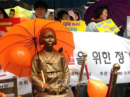 동국대학교 총학생회 학생들이 지난 9월 1일 오후 서울 종로구 템플스테이 앞에서 일면스님 공직사퇴촉구 긴급기자회견을 열고, 일면 스님의 사퇴를 촉구하는 구호를 외치고 있다.<사진제공=뉴시스>