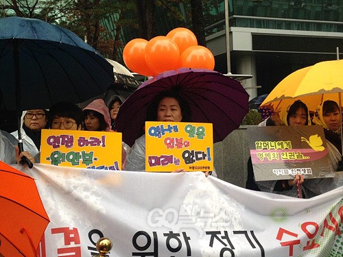 동국대학교 총학생회 학생들이 지난 9월 1일 오후 서울 종로구 템플스테이 앞에서 일면스님 공직사퇴촉구 긴급기자회견을 열고, 일면 스님의 사퇴를 촉구하는 구호를 외치고 있다.<사진제공=뉴시스>