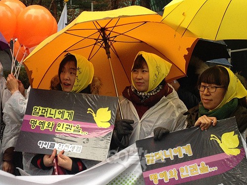 동국대학교 총학생회 학생들이 지난 9월 1일 오후 서울 종로구 템플스테이 앞에서 일면스님 공직사퇴촉구 긴급기자회견을 열고, 일면 스님의 사퇴를 촉구하는 구호를 외치고 있다.<사진제공=뉴시스>