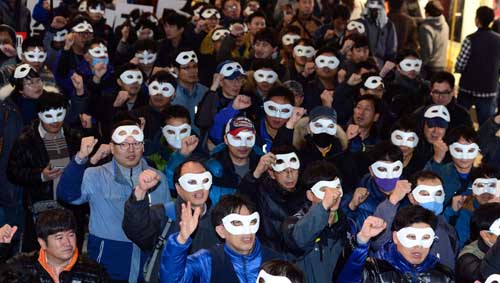 2일 오후 부산 부산진구 서면에서 민주노총 부산본부 주최로 '총파업 투쟁 승리를 위한 2차 결의대회'가 열린 가운데 집회 참가자들이 가면 또는 복면을 착용한 채 노동개악 철폐 등의 구호를 외치며 거리행진을 하고 있다. <사진제공=뉴시스>
