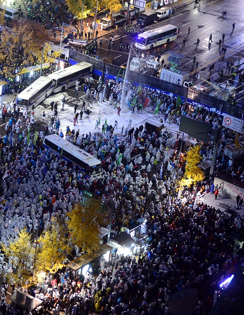 지난 11월 14일 저녁 서울 중구 시청 서울광장에서 민중총궐기대회를 마친 참가자들이 청와대로 행진하자 경찰이 물대포를 쏘고 있다. 민주노총, 전농 등 참가단체들은 이날 집회에서 정부가 추진하는 노동개혁과 역사 교과서 국정화 정책을 규탄하고 청년실업, 쌀값 폭락, 빈민 문제 등의 해결책 마련을 요구했다. <사진제공=뉴시스>