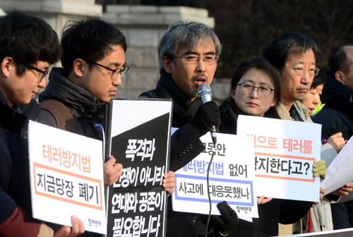 지난 11월 30일 오전 서울 영등포구 여의도 국회 앞에서 열린 테러방지법 제정 반대 긴급 기자회견에서 참여연대 이태호 사무처장이 발언을 하고 있다. <사진제공=뉴시스>