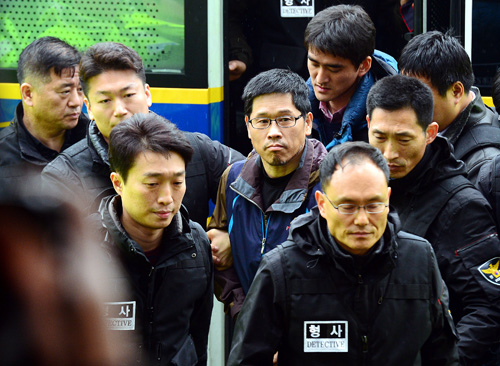 조계사에서 25일 동안 은신을 마치고 자진출두 의사를 밝힌 민주노총 한상균 위원장이 경찰의 체포영장 집행으로 10일 오전 서울 중구 남대문경찰서로 압송되고 있다. <사진제공=뉴시스>