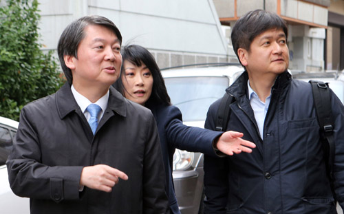 새정치민주연합을 탈당하고 독자행보에 나선 안철수 의원이 15일 부산을 방문, 보좌진들과 함께 연제구의 한 식당에 들어가고 있다. <사진제공=뉴시스>