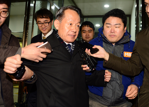 해상작전헬기 도입 비리에 연루된 의혹을 받고 있는 최윤희 전 합참의장이 25일 새벽 피의자 신분으로 조사를 마치고 서울 서초구 서울중앙지방검찰청을 나서며 취재진과 몸싸움을 하고 있다. <사진제공=뉴시스>