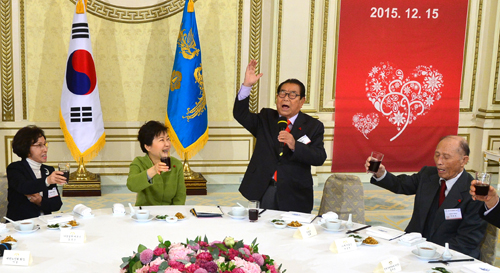 박근혜 대통령이 15일 오후 청와대 영빈관에서 열린 전국 어르신 초청 오찬 행사에 참석, 방송인 송해의 건배제의에 잔을 들고 있다. <사진제공=뉴시스>