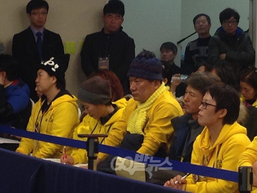세월호 참사 특별조사위원회 1차 청문회가 15일 오전 서울 중구 YWCA 강당에서 이틀째 열리고 있는 가운데 유가족들이 증인들의 답변을 듣고 있다. ⓒ 김정필 기자
