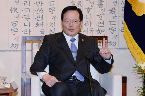 정의화 국회의장이 16일 서울 여의도 국회 의장실에서 기자간담회를 열고 내년 제20대 총선 선거구 획정 및 쟁점법안 입법과 관련 전날 진행된 여야 지도부와의 협상 내용과 의장으로서의 입장을 밝히고 있다. <사진제공=뉴시스>