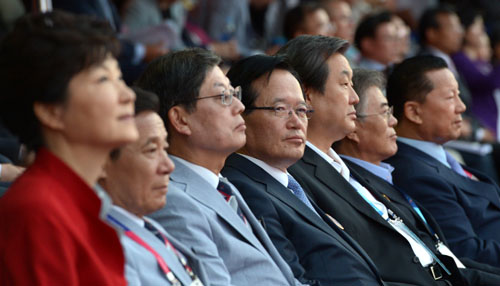 박근혜 대통령과 정의화 국회의장 및 여야 대표가 지난 7월 3일 오후 광주 서구 광주월드컵경기장에서 열린 2015 광주 하계유니버시아드대회 개막식에 참석하고 있다.<사진제공=뉴시스>