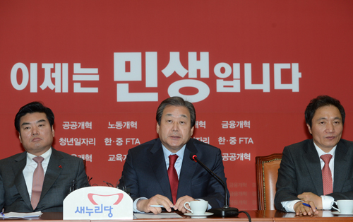 15일 오후 서울 여의도 국회 새누리당 대표최고위원실에서 김무성 대표, 원유철 원내대표, 이학재 정개특위간사가 여야 지도부의 선거구 획정 관련 회동 결과를 설명하고 있다. <사진제공=뉴시스>