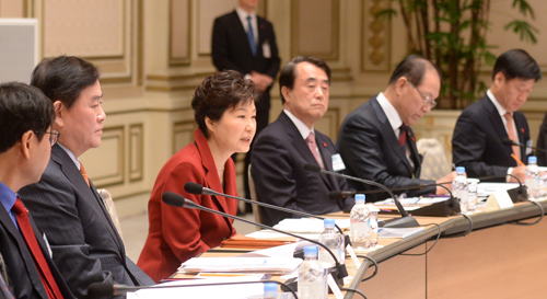 박근혜 대통령이 16일 오전 청와대에서 열린 경제관계 장관회의에 참석, 모두발언을 하고 있다. <사진제공=뉴시스>