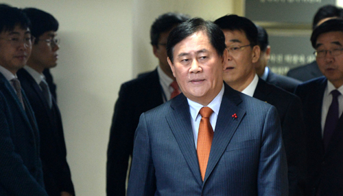 최경환 경제부총리 겸 기획재정부 장관이 16일 오후 '2016년 경제정책방향' 관계부처 합동 브리핑을 하기 위해 서울 세종로 정부서울청사 브리핑룸으로 입장하고 있다.<사진제공=뉴시스>