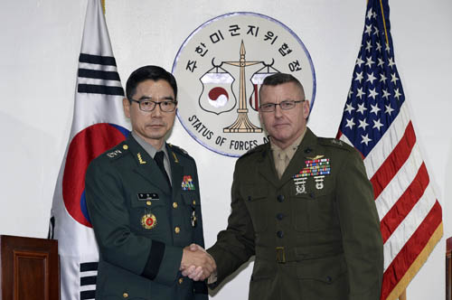 17일 서울 용산 주한미군기지에서 장경수 국방부 정책기획관(왼쪽)과 헤드룬드 주한미군사 기획참모부장이 탄저균 관련 한미 합동 실무단 운영결과를 발표한 후 악수를 하고 있다. <사진제공=뉴시스>