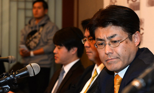 박근혜 대통령 명예회손 혐의로 기소된 산케이 신문 가토 다쓰야 전 서울지국장이 17일 오후 무죄를 선고 받은 후 서울 중구 태평로 한국프레스센터에서 열린 기자회견에서 취재진의 질문을 들으며 생각에 잠겨 있다. <사진제공=뉴시스>