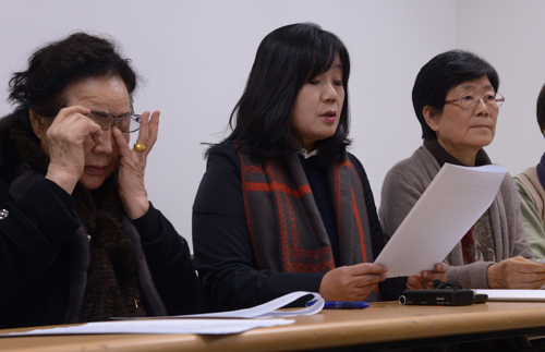 위안부 문제, 한-일 정부 합의안이 발표된 28일 오후 서울 마포구 성산동 정대협 사무실에서 열린 한일 외교장관 회담 합의에 대한 정대협의 입장을 밝히는 기자회견에서 이용수 (왼쪽) 위안부 피해자 할머니가 눈시울을 붉히고 있다. <사진제공=뉴시스>