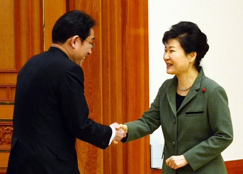 박근혜 대통령이 28일 오후 한일 외교장관회담을 마친 기시다 후미오 일본 외무상을 청와대에서 접견하고 있다. <사진제공=뉴시스>