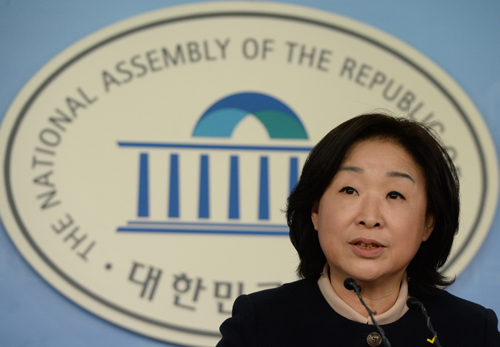 심상정 정의당 대표가 29일 오후 서울 여의도 국회 정론관에서 "피해 당사자들을 배제하고 피해자들의 의견을 묵살한 한일 외교장관회담 위안부 합의와 관련, 박근혜 대통령이 부당하고 굴욕적인 협상에 대해 사과하고 재협상에 나설것을 촉구한다"는 내용의 기자회견을 하고 있다. <사진제공=뉴시스>