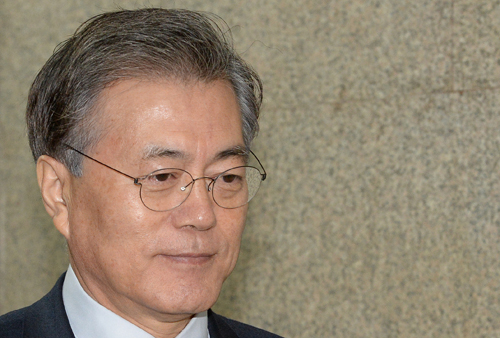 새정치민주연합 문재인 대표가 29일 오전 서울 여의도 국회 본청에서 열린 윤리심판원 첫 회의 참석을 위해 당대표실로 들어서고 있다. <사진제공=뉴시스>