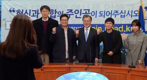 새정치민주연합 문재인 대표가 22일 서울 여의도 국회에서 만 번째, 3만 번째 온라인 가입 당원, 최연소 당원들과 기념촬영을 하고 있다. <사진제공=뉴시스>