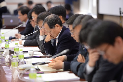 노사관계, 노동법 등 관련 전문가들이 30일 오전 세종로 서울정부청사에서 열린 고용노동 현안 정책자문단 간담회에 참석해 고용노동부 이기권 장관의 모두발언을 듣고 있다. <사진제공=뉴시스>