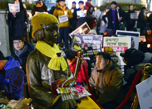 한일협상안폐기 대학생대책위가 31일 오후 서울 종로구 일본대사관 앞에서 위안부 문제 한일협상 폐기 촉구 촛불문화제를 하고 있다. <사진제공=뉴시스>