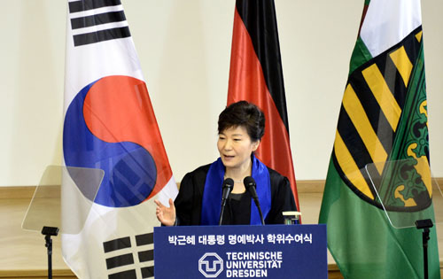 독일을 국빈 방문한 박근혜 대통령이 2014년 3월 28일 오전(현지시각) 독일 드레스덴공대에서 명예법학박사 학위를 받은 후 연설을 하고 있다. 박 대통령은 이날 ▲남북 주민의 인도적 문제 해결 ▲남북 공동번영을 위한 민생인프라 구축 ▲남북 주민 간 동질성 회복 등 이른바 ‘통일대박론’의 방법을 제시했다.<사진제공=뉴시스>