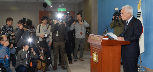 더불어민주당 김한길 전 공동대표가 3일 오전 서울 여의도 국회 정론관에서 탈당 선언 기자회견을 하고 있다. 안철수 전 공동대표 탈당에 이은 9번째 추가탈당이다. <사진제공=뉴시스>