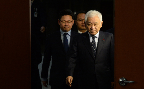 더불어민주당 김한길 전 공동대표가 3일 오전 서울 여의도 국회 정론관에서 탈당 선언 기자회견을 위해 입장하고 있다. 안철수 전 공동대표 탈당에 이은 9번째 추가탈당이다. <사진제공=뉴시스>