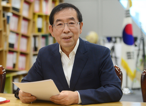 박원순 서울시장이 지난해 12월28일 오전 서울 중구 서울시청 시장 집무실에서 뉴시스와 신년 인터뷰를 하고 있다. <사진제공=뉴시스>