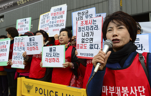 지난해 11월20일 서울 종로구 조계사 앞에서 엄마부대소속 회원들이 조계사에 피신 중인 한상균 민주노총 위원장의 체포를 요구하는 내용의 기자회견을 하고 있다. <사진제공=뉴시스>