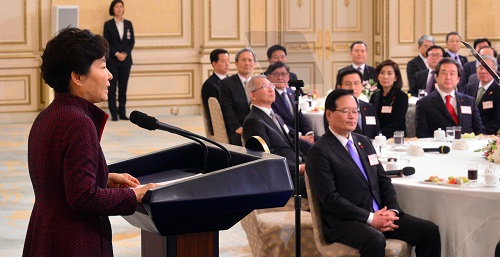 박근혜 대통령이 4일 오후 청와대에서 열린 2016 신년인사회에 참석, 인사말을 하고 있다. <사진제공=뉴시스>