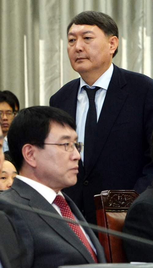 국정원 댓글사건 수사팀장이었던 윤석열 당시 여주지청장이 지난 2013년 10월 21일 오전 서울 서초구 서초동 서울고등검찰청에서 열린 법사위 2013년도 서울고등검찰청, 서울중앙지검 등 검찰산하 기관 국정감사에서 의원들 질문에 답한 뒤 조영곤 서울중앙지검장을 지나 자리로 돌아가고 있다. <사진제공=뉴시스>