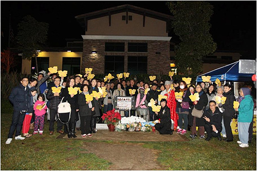 행사가 끝나고 단체로 기념촬영을 하는 추모제 참가자들