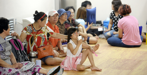 지난해 8월22일 북한이 군사적 행동을 위협하며 대북 확성기 방송 중단을 요구한 48시간 시한이 다가 온 가운데 인천 옹진군 연평도의 한 대피소에서 주민들이 모여 앉아 TV중계방송을 시청하고 있다. <사진제공=뉴시스>
